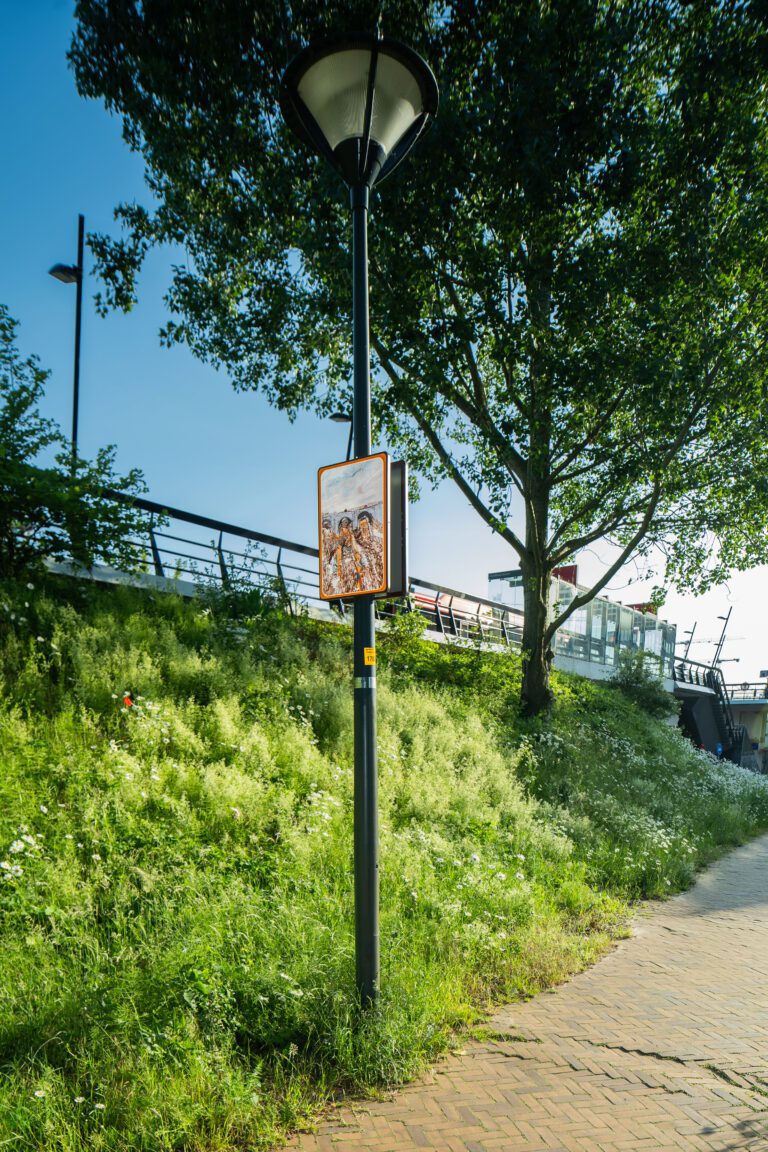 Beeldpaneel De inundatie langs de Geniedijk bij station Hoofddorp met talud, wandelpad en spooromgeving