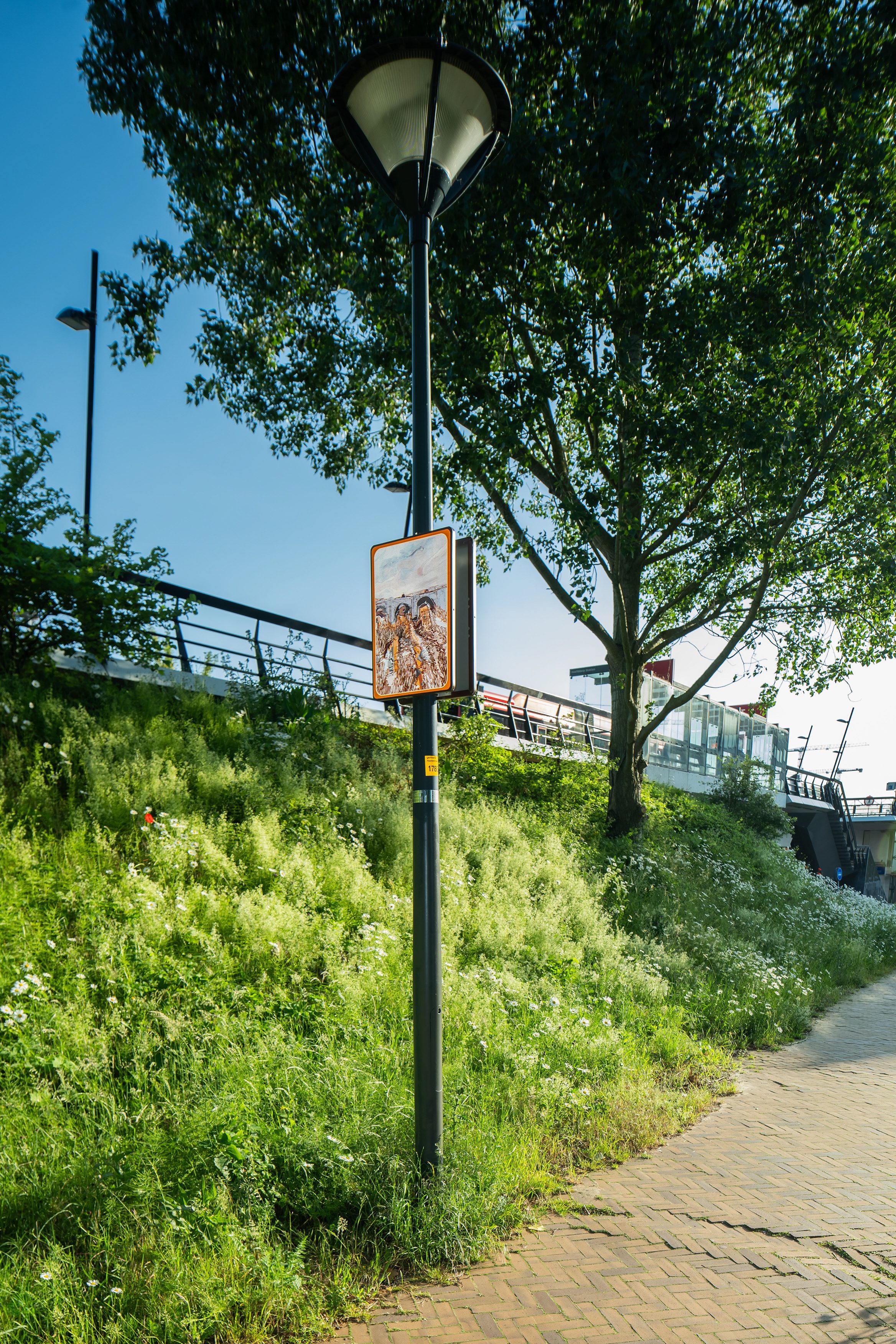 Beeldpaneel De inundatie langs de Geniedijk bij station Hoofddorp met talud, wandelpad en spooromgeving